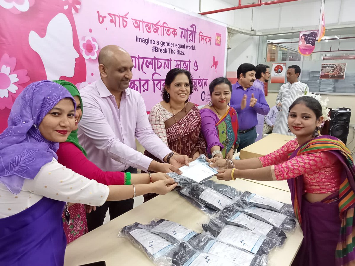 NazmaAkter73's tweet photo. As per CBA, Hoplun Apparels Ltd Sommilito Sramik Union, handed their women workers sanitary napkins. These napkins are eco friendly, reuseable, washable, hygenic, durable to use for long hours, also cost effective. @IndustriALL_GU https://t.co/0KD0Ef1gFi