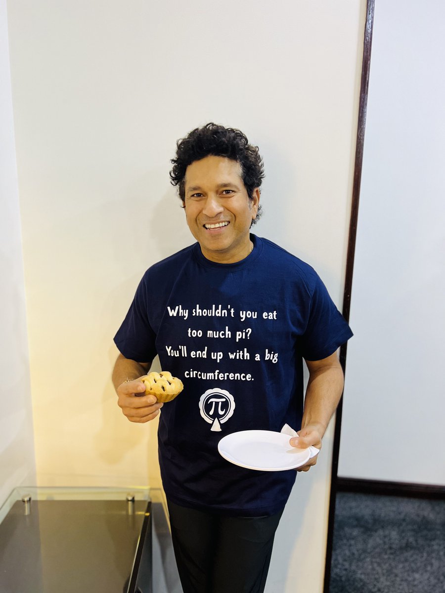 sachin_rt's tweet photo. 𝘔𝘺 𝘸𝘢𝘺 𝘰𝘧 𝘤𝘦𝘭𝘦𝘣𝘳𝘢𝘵𝘪𝘯𝘨 𝘗𝘪 𝘥𝘢𝘺! 🥧😋

#piday2022 https://t.co/R1roplXU1R