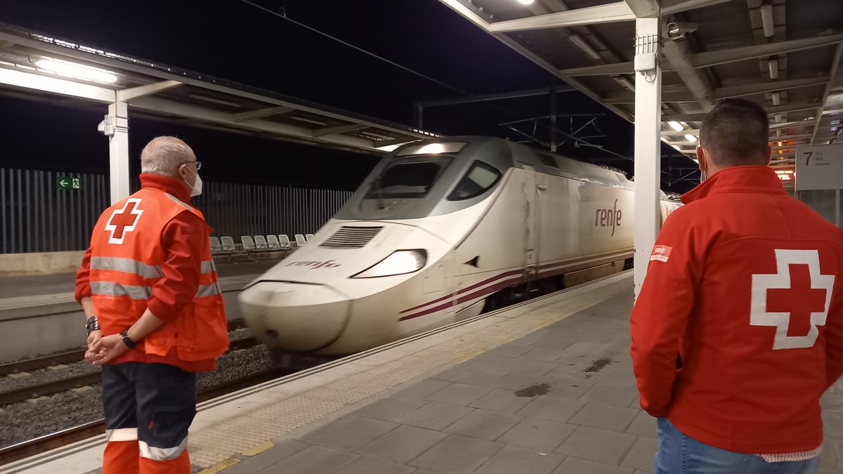CruzRojaVLC's tweet photo. [#Acogida]
Seguimos trabajando para ofrecer atención y orientación a personas refugiadas procedentes de #Ucrania. Anoche, los #ERIE de Albergue y Apoyo Psicosocial de @CruzRojaEsp dieron una primera respuesta en la Estación Joaquín Sorolla
#Emergencias #Migraciones https://t.co/P6RlDrqyq7