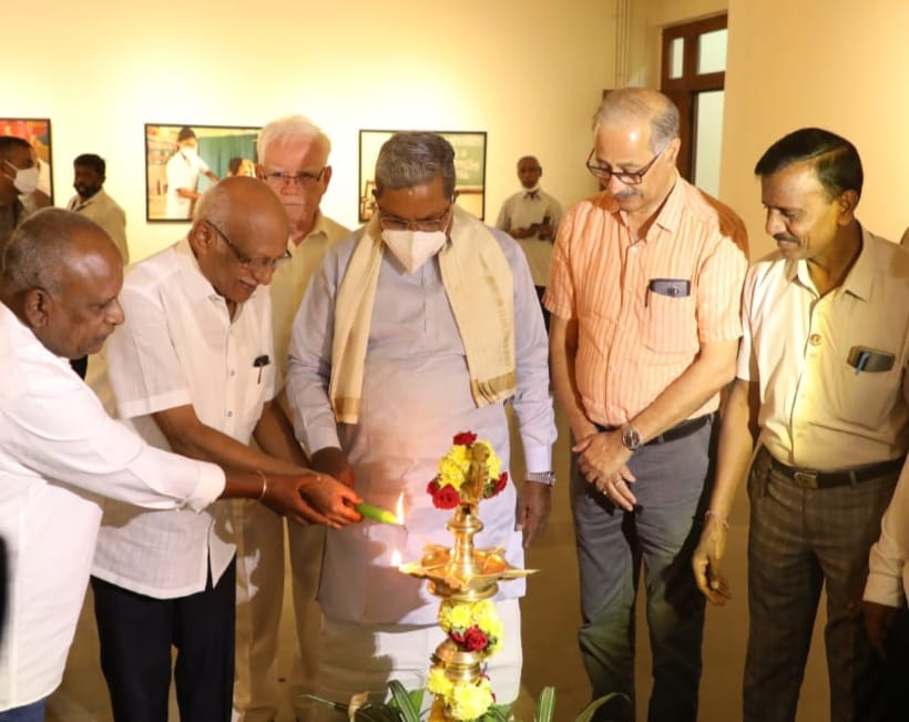 siddaramaiah's tweet photo. ಕೊರೊನಾ ಲಾಕ್ ಡೌನ್ ವೇಳೆ ಜನರು ಎದುರಿಸಿದ ಸಂಕಷ್ಟವನ್ನು ಹಿರಿಯ ಛಾಯಾಗ್ರಾಹಕ ವೆಂಕಟೇಶ್ ತಮ್ಮ ಕ್ಯಾಮೆರಾದ ಮೂಲಕ ಮನಮುಟ್ಟುವಂತೆ ಸೆರೆ ಹಿಡಿದಿದ್ದಾರೆ. ಚಿತ್ರಕಲಾ ಪರಿಷತ್ತಿನಲ್ಲಿ ಆಯೋಜಿಸಿದ್ದ ಕಾರ್ಯಕ್ರಮದಲ್ಲಿ ಇಂತಹಾ ಛಾಯಾಚಿತ್ರಗಳ ಪ್ರದರ್ಶನವನ್ನು ಉದ್ಘಾಟಿಸಿದೆ. ಹಿರಿಯ ಪತ್ರಕರ್ತ ಪೊನ್ನಪ್ಪ, ಮಾಜಿ ಮೇಯರ್ ರಾಮಚಂದ್ರಪ್ಪ ಹಾಜರಿದ್ದರು. https://t.co/NNSYN0RRvO