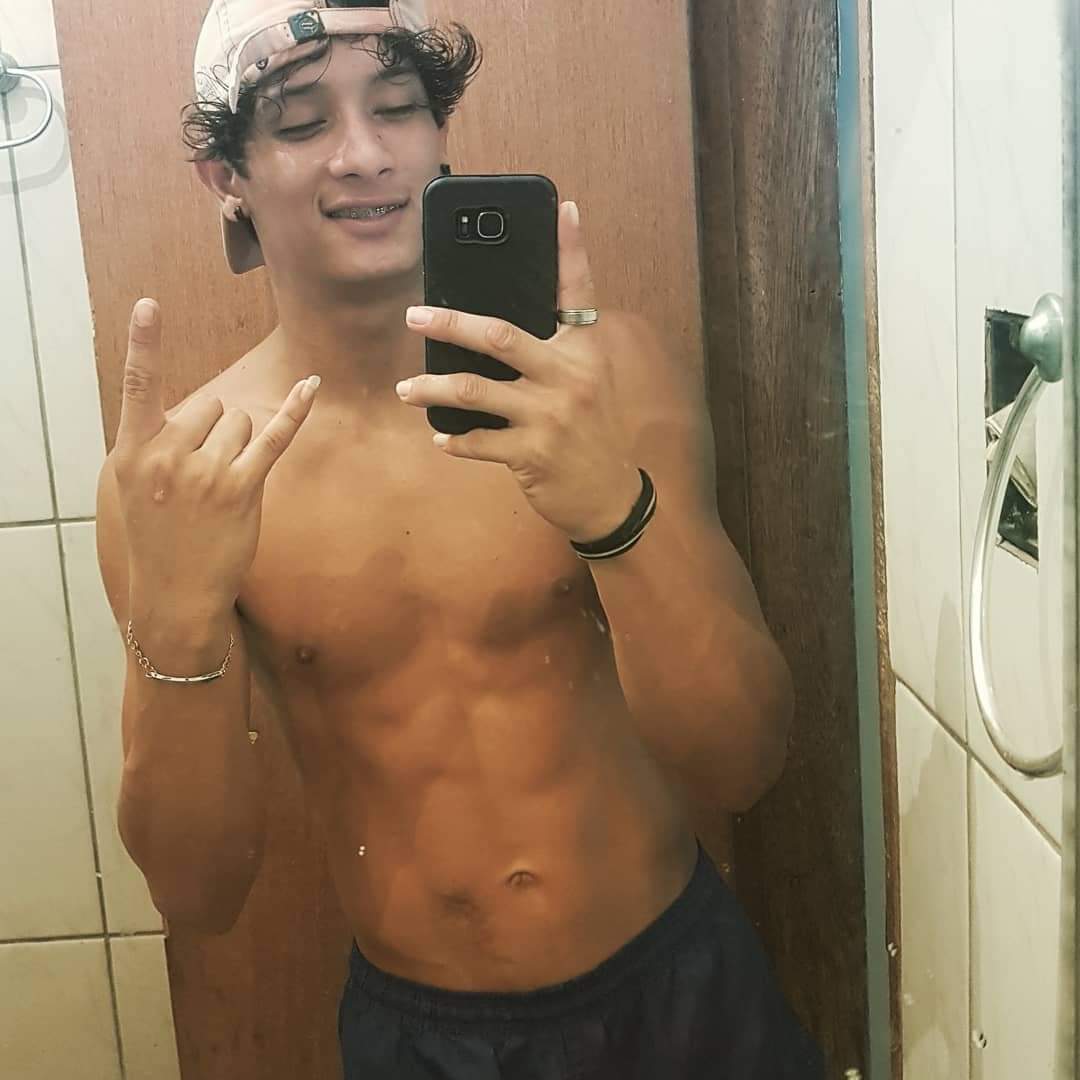 emersonpataxo's tweet image. Assassinaram um jovem do meu povo, meu amigo e irmão. A branquitude não pode continuar a derramar o nosso sangue. 
Vitor Pataxó foi morto por reclamar de uma festa ilegal que estava com som altíssimo que estava incomodando seu filho recém nascido. 
Justiça por Vitor!