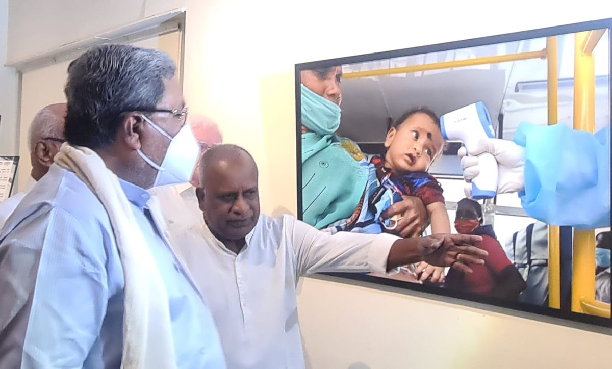 siddaramaiah's tweet photo. ಕೊರೊನಾ ಲಾಕ್ ಡೌನ್ ವೇಳೆ ಜನರು ಎದುರಿಸಿದ ಸಂಕಷ್ಟವನ್ನು ಹಿರಿಯ ಛಾಯಾಗ್ರಾಹಕ ವೆಂಕಟೇಶ್ ತಮ್ಮ ಕ್ಯಾಮೆರಾದ ಮೂಲಕ ಮನಮುಟ್ಟುವಂತೆ ಸೆರೆ ಹಿಡಿದಿದ್ದಾರೆ. ಚಿತ್ರಕಲಾ ಪರಿಷತ್ತಿನಲ್ಲಿ ಆಯೋಜಿಸಿದ್ದ ಕಾರ್ಯಕ್ರಮದಲ್ಲಿ ಇಂತಹಾ ಛಾಯಾಚಿತ್ರಗಳ ಪ್ರದರ್ಶನವನ್ನು ಉದ್ಘಾಟಿಸಿದೆ. ಹಿರಿಯ ಪತ್ರಕರ್ತ ಪೊನ್ನಪ್ಪ, ಮಾಜಿ ಮೇಯರ್ ರಾಮಚಂದ್ರಪ್ಪ ಹಾಜರಿದ್ದರು. https://t.co/NNSYN0RRvO