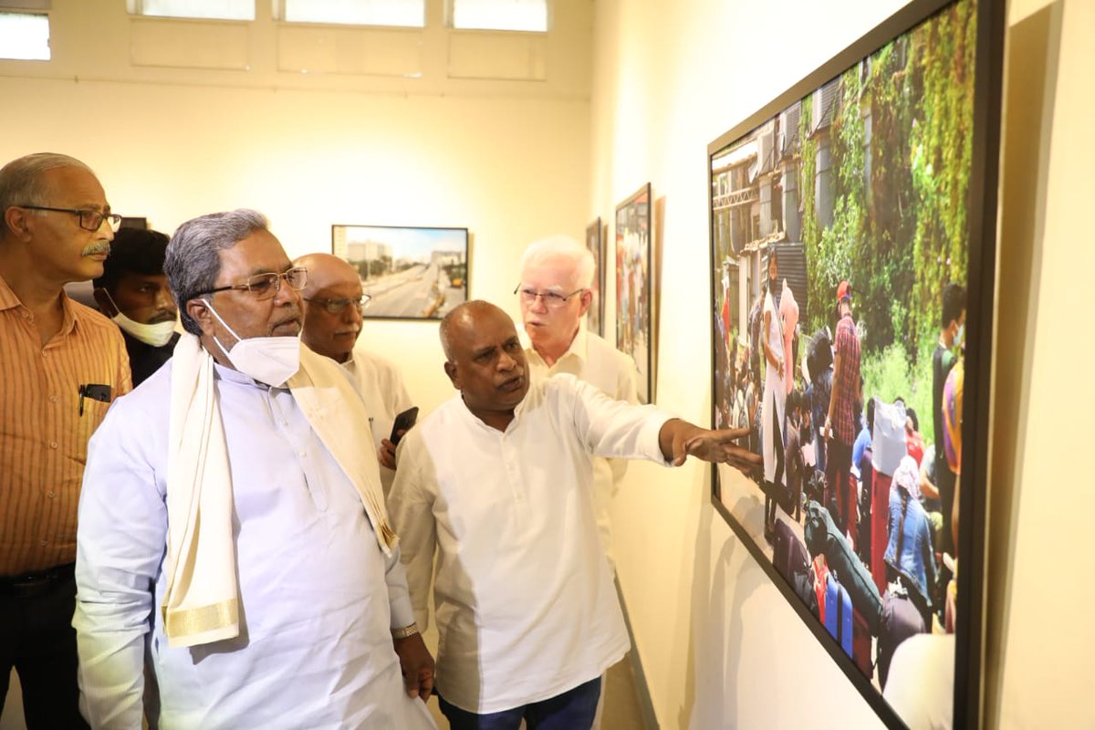 siddaramaiah's tweet photo. ಕೊರೊನಾ ಲಾಕ್ ಡೌನ್ ವೇಳೆ ಜನರು ಎದುರಿಸಿದ ಸಂಕಷ್ಟವನ್ನು ಹಿರಿಯ ಛಾಯಾಗ್ರಾಹಕ ವೆಂಕಟೇಶ್ ತಮ್ಮ ಕ್ಯಾಮೆರಾದ ಮೂಲಕ ಮನಮುಟ್ಟುವಂತೆ ಸೆರೆ ಹಿಡಿದಿದ್ದಾರೆ. ಚಿತ್ರಕಲಾ ಪರಿಷತ್ತಿನಲ್ಲಿ ಆಯೋಜಿಸಿದ್ದ ಕಾರ್ಯಕ್ರಮದಲ್ಲಿ ಇಂತಹಾ ಛಾಯಾಚಿತ್ರಗಳ ಪ್ರದರ್ಶನವನ್ನು ಉದ್ಘಾಟಿಸಿದೆ. ಹಿರಿಯ ಪತ್ರಕರ್ತ ಪೊನ್ನಪ್ಪ, ಮಾಜಿ ಮೇಯರ್ ರಾಮಚಂದ್ರಪ್ಪ ಹಾಜರಿದ್ದರು. https://t.co/NNSYN0RRvO