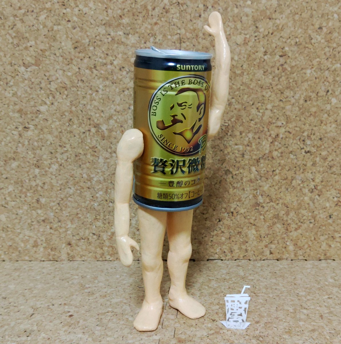 kamikotsubu's tweet photo. 粘土細工「紙コップマン」
2月に木粉粘土を買いましたが、それを使ってこれを作っていたのでした。手足の付け根に磁石が仕込んであります。
磁石があるので、オマケにスチール缶でも。
#紙コップ #粘土細工 #紙コップマン #スターバックス #ボス #papercup #craywork #papercupman #STARBUCKS #Boss https://t.co/abQ0kr0PqN