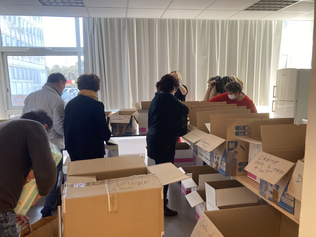 En direct de la Maison des Associations pour le démarrage de la collecte des produits d’hygiène ! Merci aux bénévoles et agents mobilisés pour la confection de kits d’hygiène qui serviront dans les jours à venir pour l’accueil de familles ukrainiennes #vannes #solidarité #ukraine
