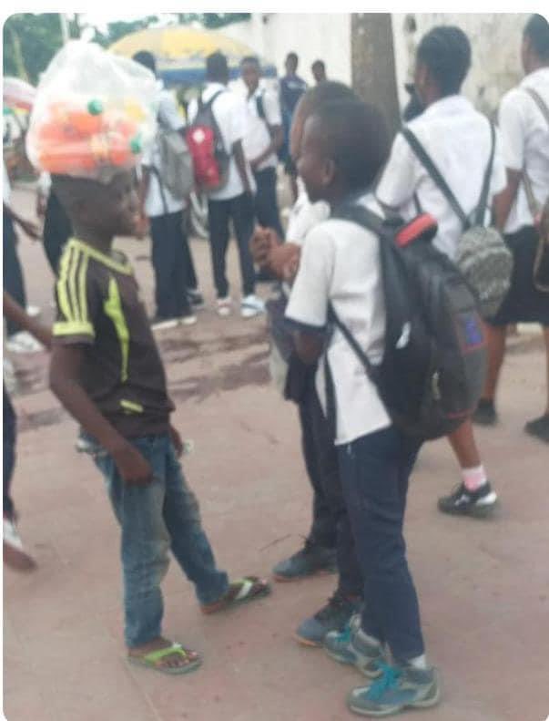 i243news's tweet photo. #Kinshasa : comme promis, le patron de #SOKIN @AbedAchour  vient de prendre la scolarité de petit Gilbert pour toute l'année scolaire, il  bénéfice également des matériaux didactiques. Le jeune garçon a repris le chemin de l'école ce lundi 14 mars. https://t.co/6dSrnCZ9Ho