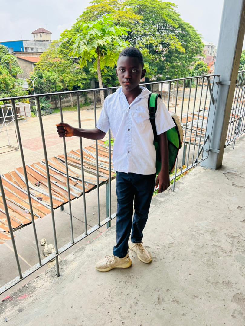 i243news's tweet photo. #Kinshasa : comme promis, le patron de #SOKIN @AbedAchour  vient de prendre la scolarité de petit Gilbert pour toute l'année scolaire, il  bénéfice également des matériaux didactiques. Le jeune garçon a repris le chemin de l'école ce lundi 14 mars. https://t.co/6dSrnCZ9Ho