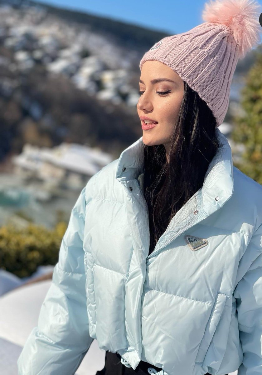 na_7_ool's tweet photo. اخيرا طل القمر🌸🌸❄️❄️
#FahriyeEvcen
Sonunda gördük şu güzel yüzünü bebeğim 🥰
Birdaha mahrum etme bizi. Seni çok özledik @EvcenF https://t.co/HA1MWUSjNS