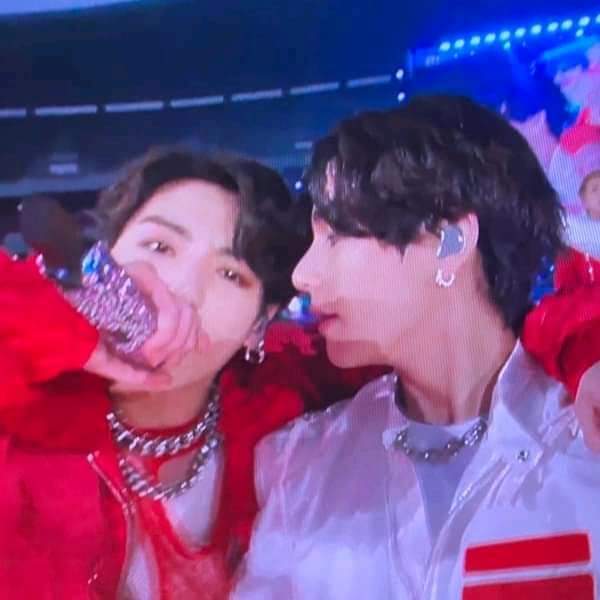 iamchaeunkim's tweet photo. OMGGGGGG TAEKOOKKK.😭 https://t.co/lXAcZ5PHVJ