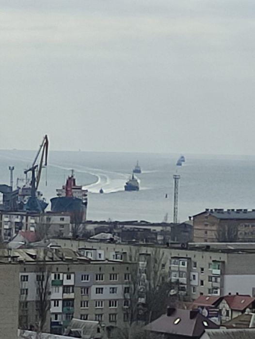 Russian warships approach the Ukrainian port city of Berdyansk. #Ukraine