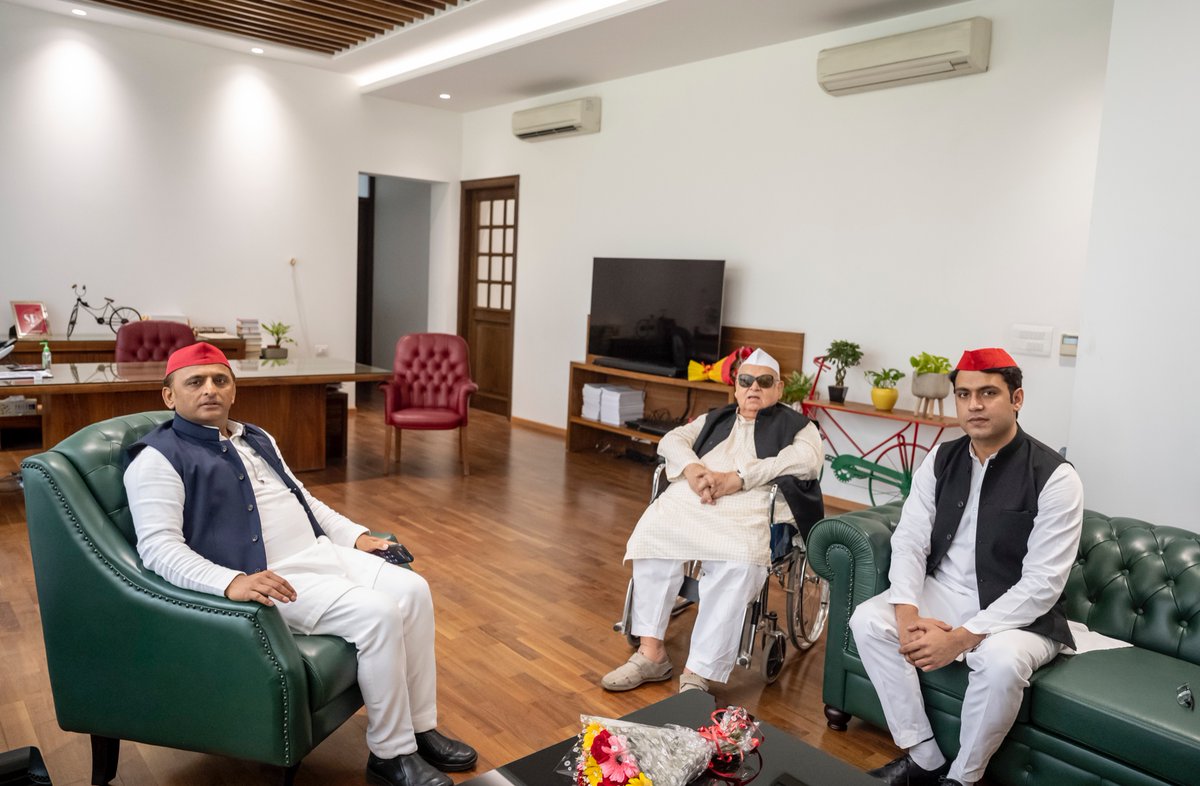 समाजवादी पार्टी के राष्ट्रीय अध्यक्ष श्री अखिलेश यादव के नेतृत्व में आस्था जताते हुए उत्तर प्रदेश एवं उत्तराखण्ड के पूर्व राज्यपाल श्री अजीज कुरैशी के भांजे श्री सुफियान अली शम्सी आज समाजवादी पार्टी में शामिल हुए।
facebook.com/15650156103698…