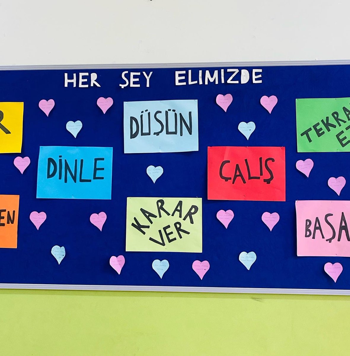 Sınıflarımız ayın sınıfı seçilebilmek için sınıflarını güzelleştirmeye devam ediyor 🌟 Tüm sınıflarımıza emekleri için teşekkür ederiz.