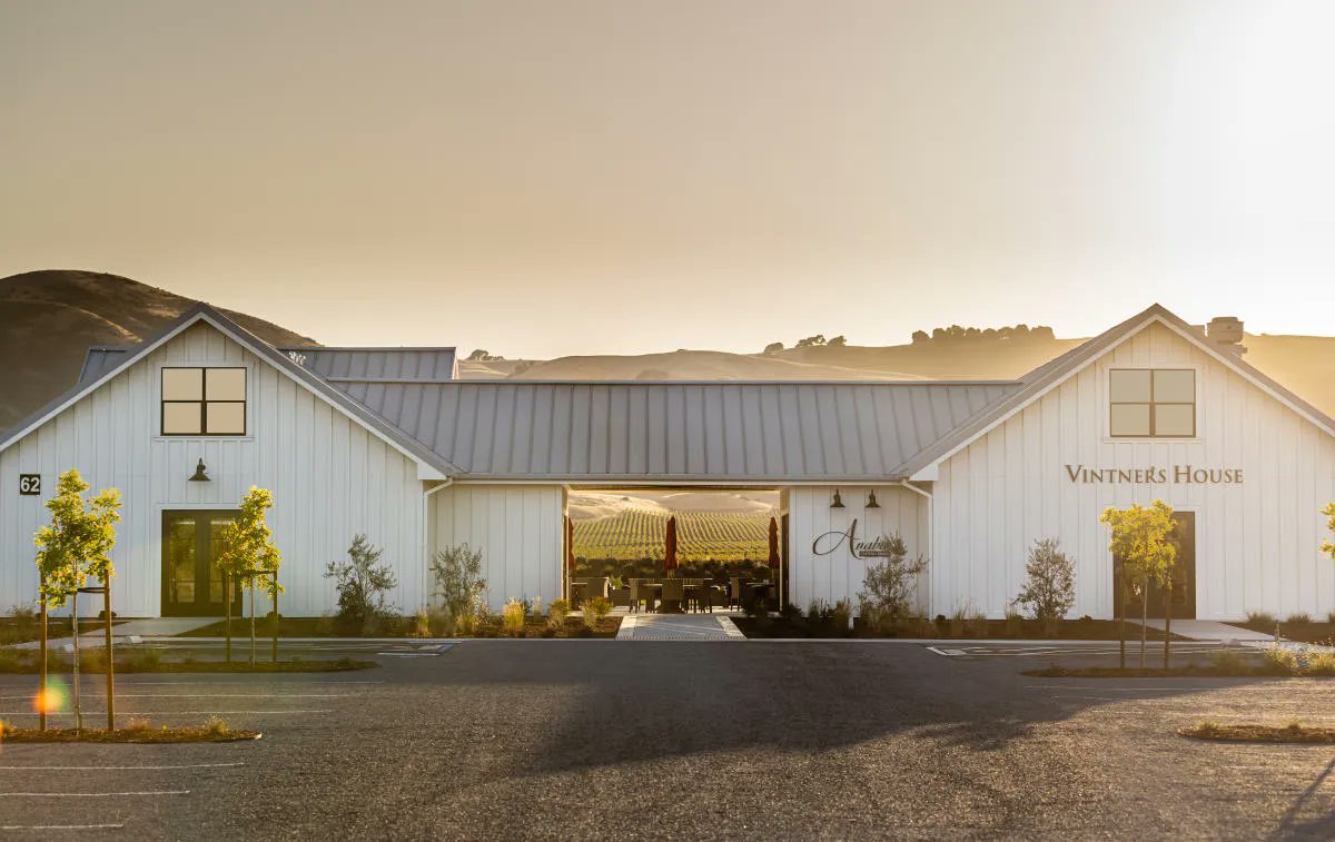 Sonoma_Valley's tweet photo. Have you visited the new, gorgeous tasting room at Anaba Wines? This family-owned winery features small lot Chardonnay, Pinot Noir and Rhône varietals from their Carneros estate and select Sonoma vineyards. 
https://t.co/73aeOAbePM https://t.co/hB4F6AuvoA