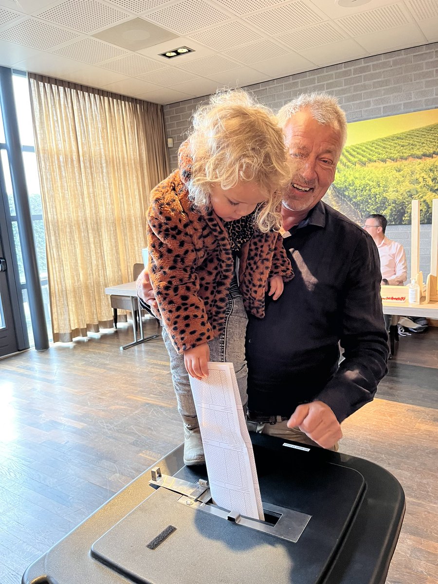 Nee opa ik wil brief posten zegt Sophietje. Mijn voorspelling? <a href="/VHLLokaal/">VHL Lokaal</a> (6) wordt grootste en leidt naar nieuwe coalitie met #CDA(6), #SGP (5) en #GroenLinks (2). In oppositie #D66 (3) #CU (4) #PvdA (3) #VVD (2). Met een wethouder die wel woningen bouwt in dorpen <a href="/5heerenlanden/">Gemeente Vijfheerenlanden</a>