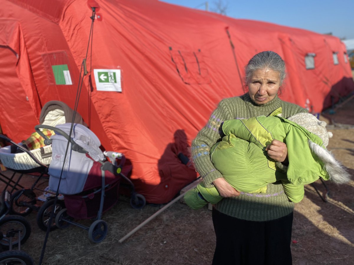 mathieulivoreil's tweet photo. À Vysné Nemecke, point d’entrée en Slovaquie pour les réfugiés ukrainiens, s’est mis en place depuis le début de la guerre un village humanitaire. https://t.co/eKkP4uSrAJ