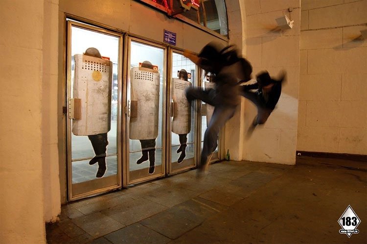 ireia_m's tweet photo. 10 anys que el metro de Moscou es va aixecar amb aquesta pintura a les portes. Un artista crític amb la pobresa i la ignorància que patia el seu poble. Veus silenciades i morts que mai en resoldran.
#PavelPuhov
#P183 https://t.co/zsQfLZdR08