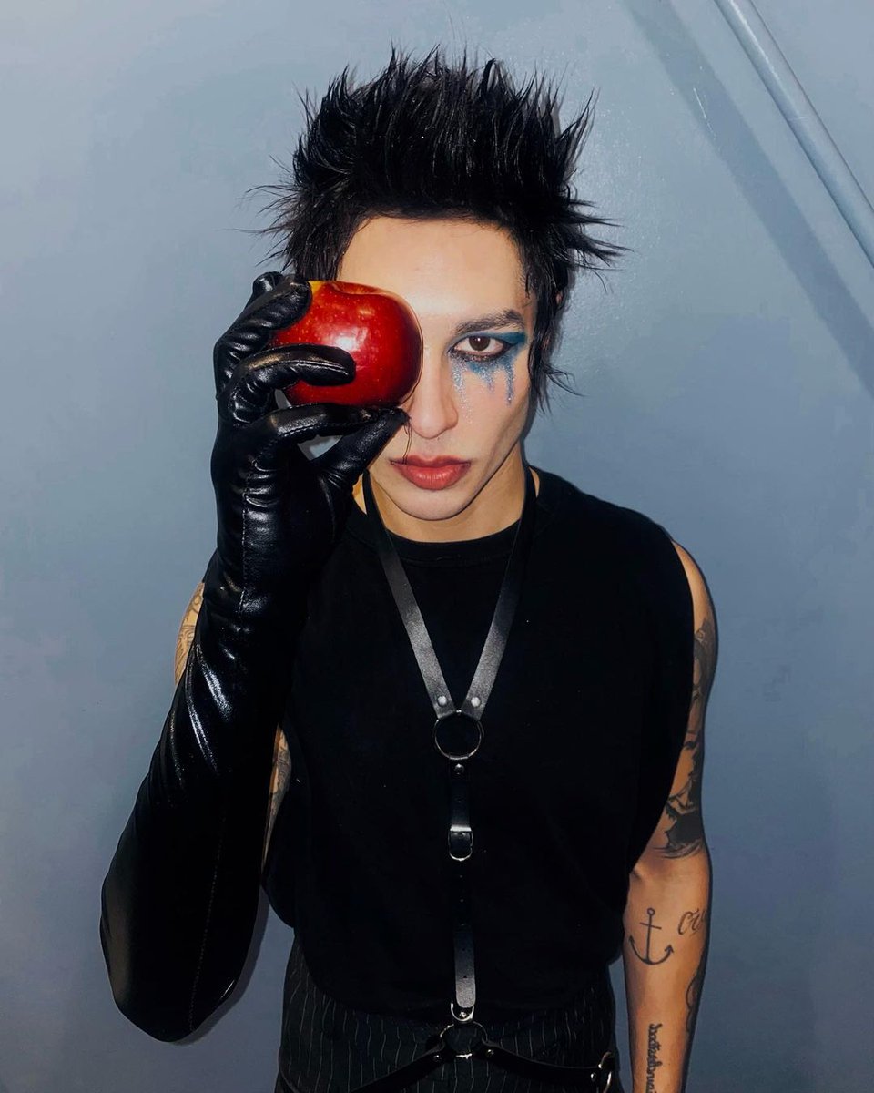 I adore you and I wonder why,
you cannot tell, you're the apple of my eye~