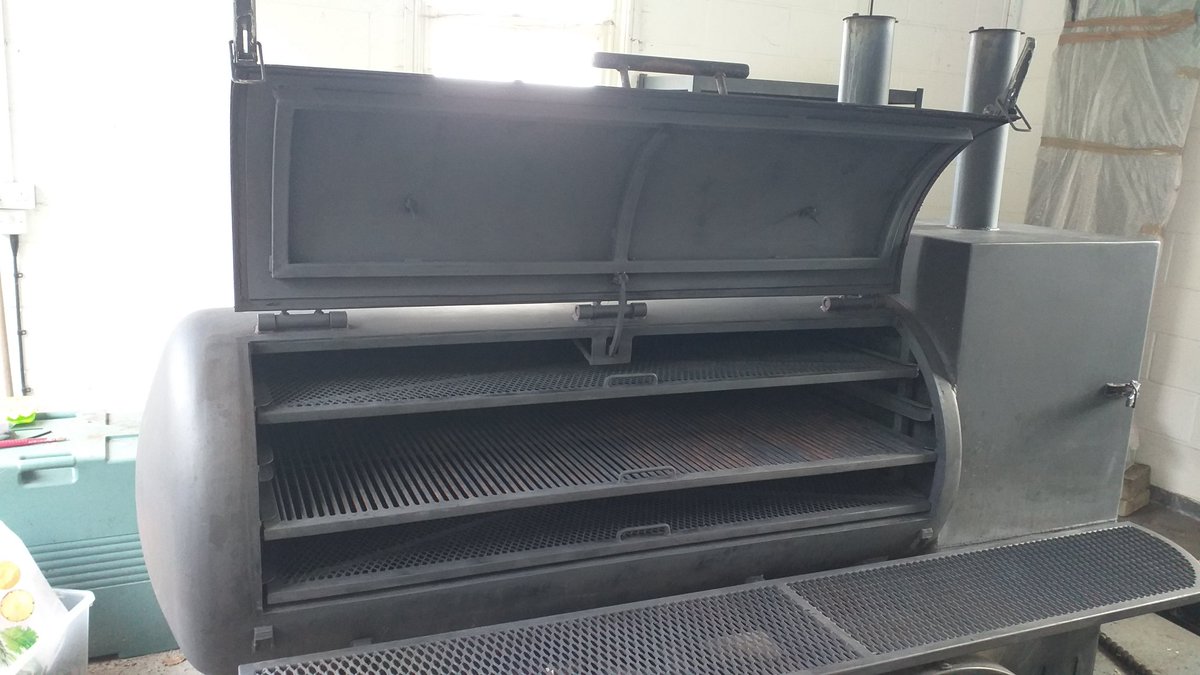 LeeEmmott1's tweet photo. I love a challenge!!! This 8 foot smoker was in need of some serious TLC but after 8 hrs of hard work, it's now looking like new &amp; ready for a new home.
If your interested in purchasing this fantastic smoker, drop me a message &amp; I'll put you in touch with my customer.
#ovenclean https://t.co/RlUM1WZepo