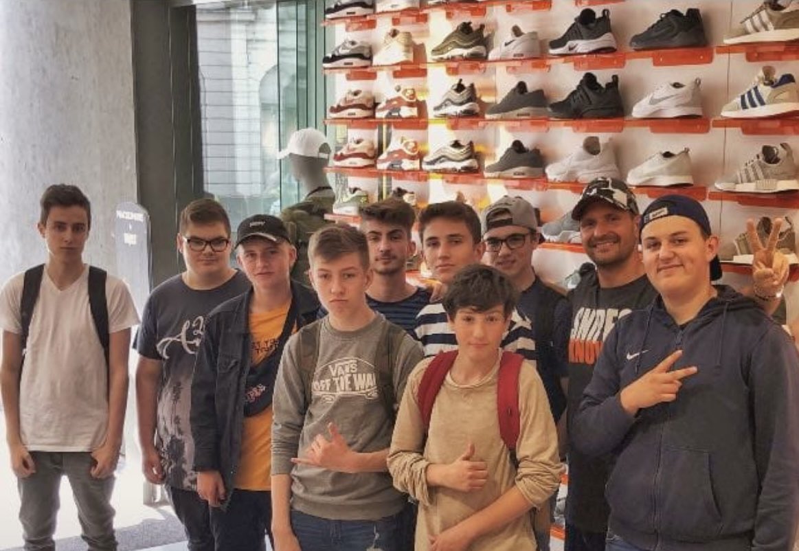 Heute mit <a href="/Freaky2Touch/">Freaky2Touch</a> und <a href="/DokaR34/">c</a> in Düsseldorf Snipes Neueröffnung ✌🏼👌🏻