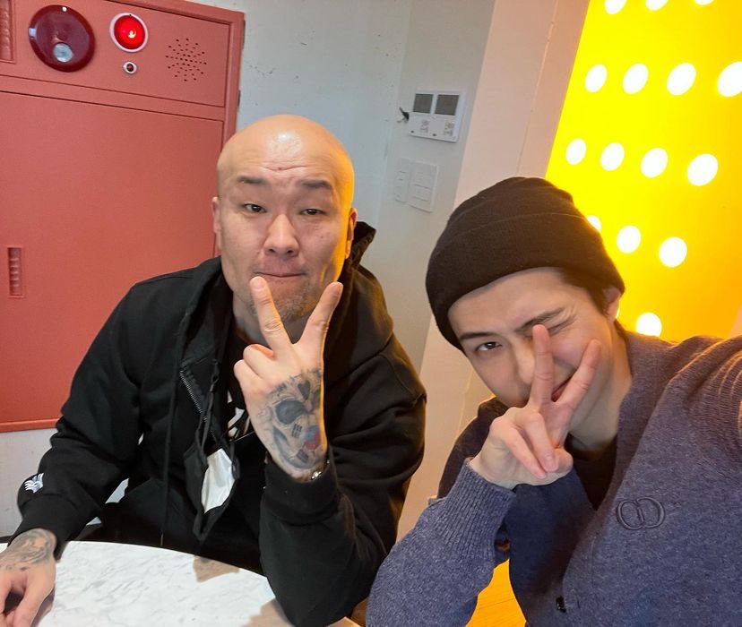 EXOSehunTurkey's tweet photo. 220314 | jkt1ny Instagram güncellemesi: 

"Buradaki adamı seviyorum! #Sehun Kore'deyken hiçbir yere gitmediğim için zaman ayırıp, beni görmeye geldi. #/Helal #Exo #Sehun #TeamEXO"

📎https://t.co/ztsmqyaOdc

#엑소세훈 #엑소 #EXO #세훈 #SEHUN @weareoneEXO https://t.co/pdFPL7BbK3