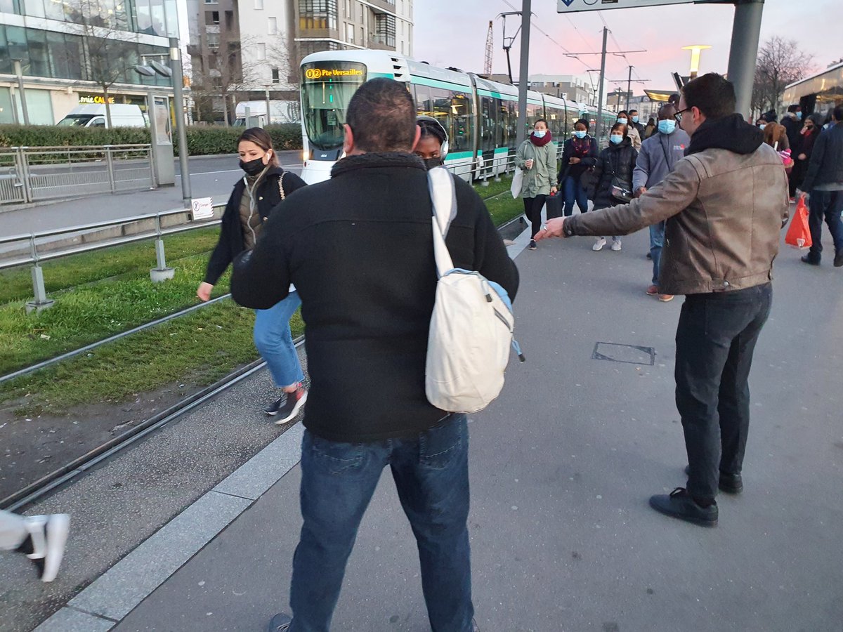 R95circo5's tweet photo. Ce matin dès 6h45 l'équipe sur le pont au départ du #Tramway de #Bezon🚊
#ZemmourPrésident https://t.co/IcyuyZ4rfO