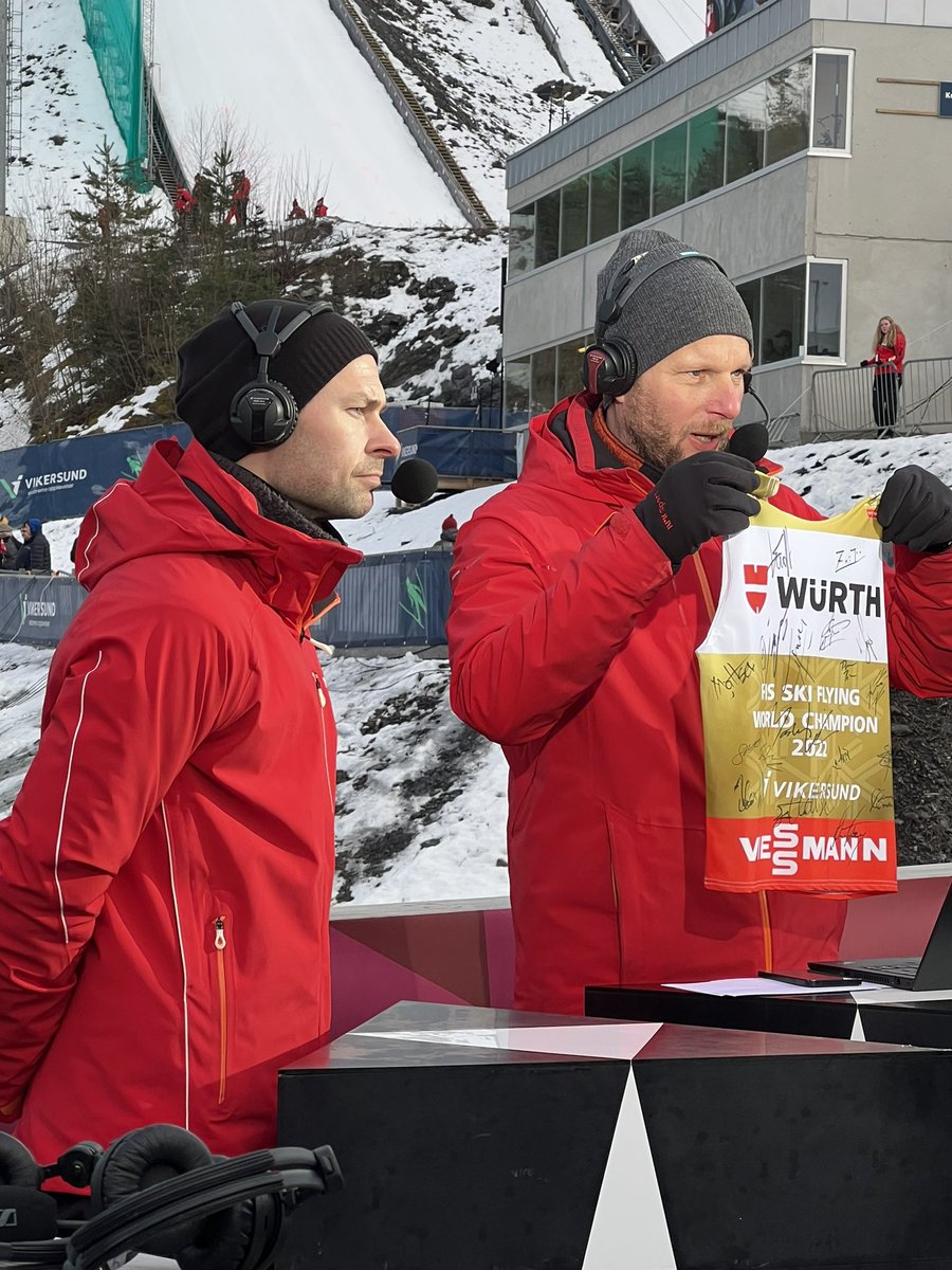 Vikersund's tweet photo. Vi støtter krigsofrene i Ukraina og auksjonerer bort signert verdensmestertrøye i samarbeid med Røde Kors, NRK, hopperne og FIS. Det har kommet bud på 50 000 kr. 

Auksjonen varer ut tirsdag. 

Les mer her: 

https://t.co/rKkmkDb5Zc

#Vikersund2022 #vikersund #rødekors #nrk https://t.co/o3eAZHq9Ps
