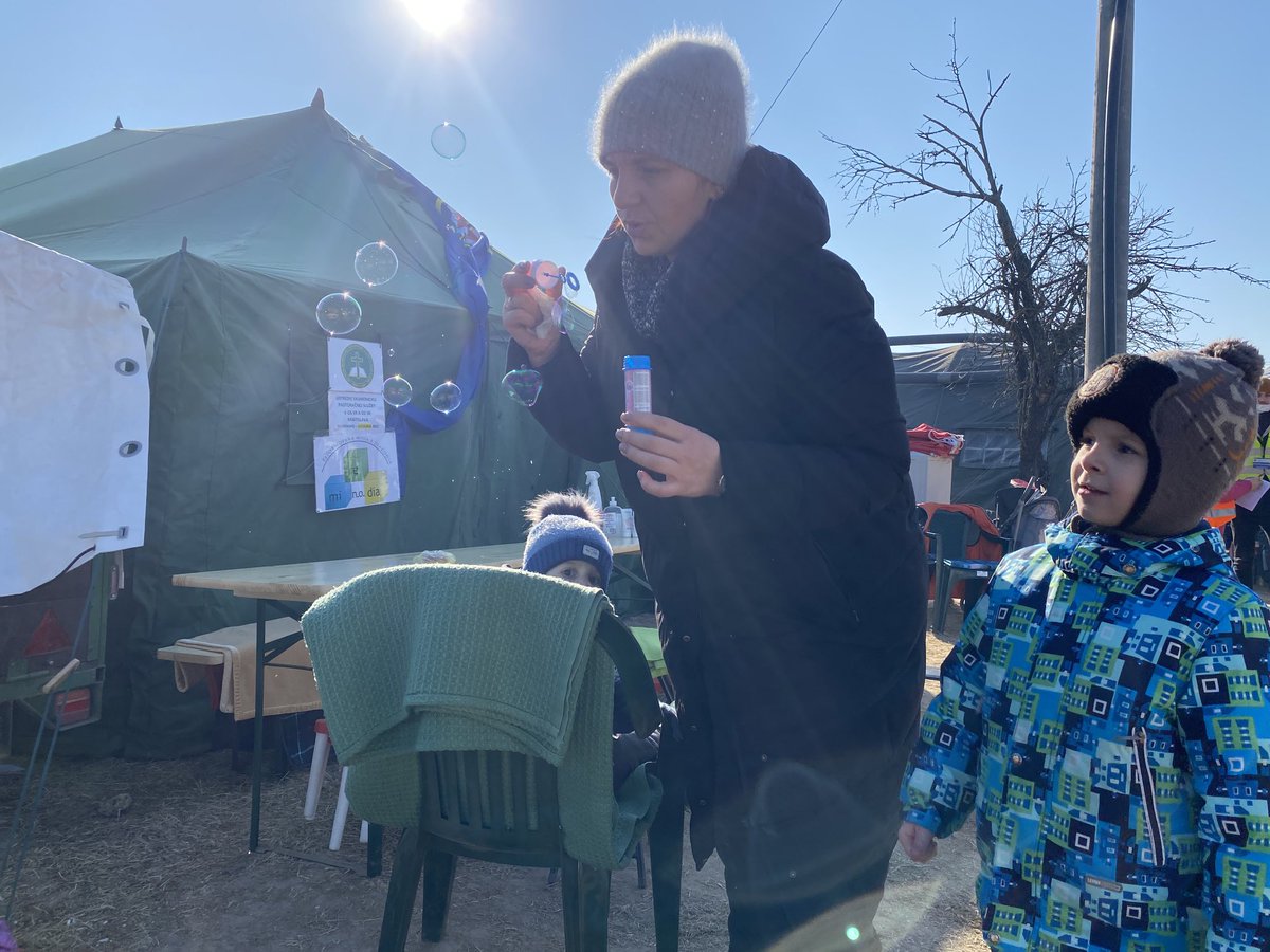 mathieulivoreil's tweet photo. De Vysné Némécké, les réfugiés sont conduits dans des villes slovaques ou d’autres pays, selon les souhaits émis. Pour ce trajet, des dizaines de sièges bébés sont entreposés. Beaucoup de tentes consacrées à l’alimentaire et produits de première nécessité (couches, savon, etc). https://t.co/5ufPybnCAY