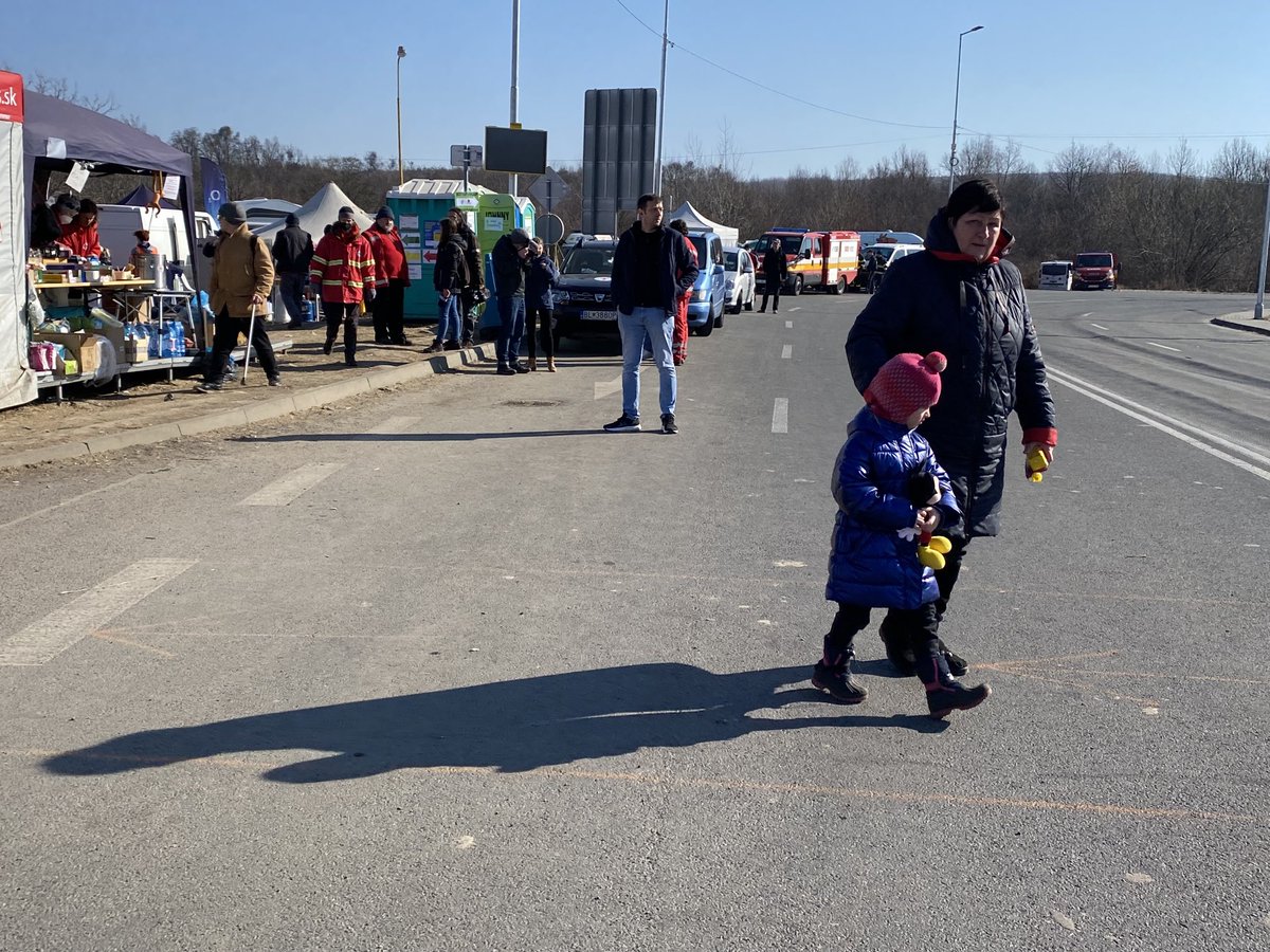 mathieulivoreil's tweet photo. De Vysné Némécké, les réfugiés sont conduits dans des villes slovaques ou d’autres pays, selon les souhaits émis. Pour ce trajet, des dizaines de sièges bébés sont entreposés. Beaucoup de tentes consacrées à l’alimentaire et produits de première nécessité (couches, savon, etc). https://t.co/5ufPybnCAY