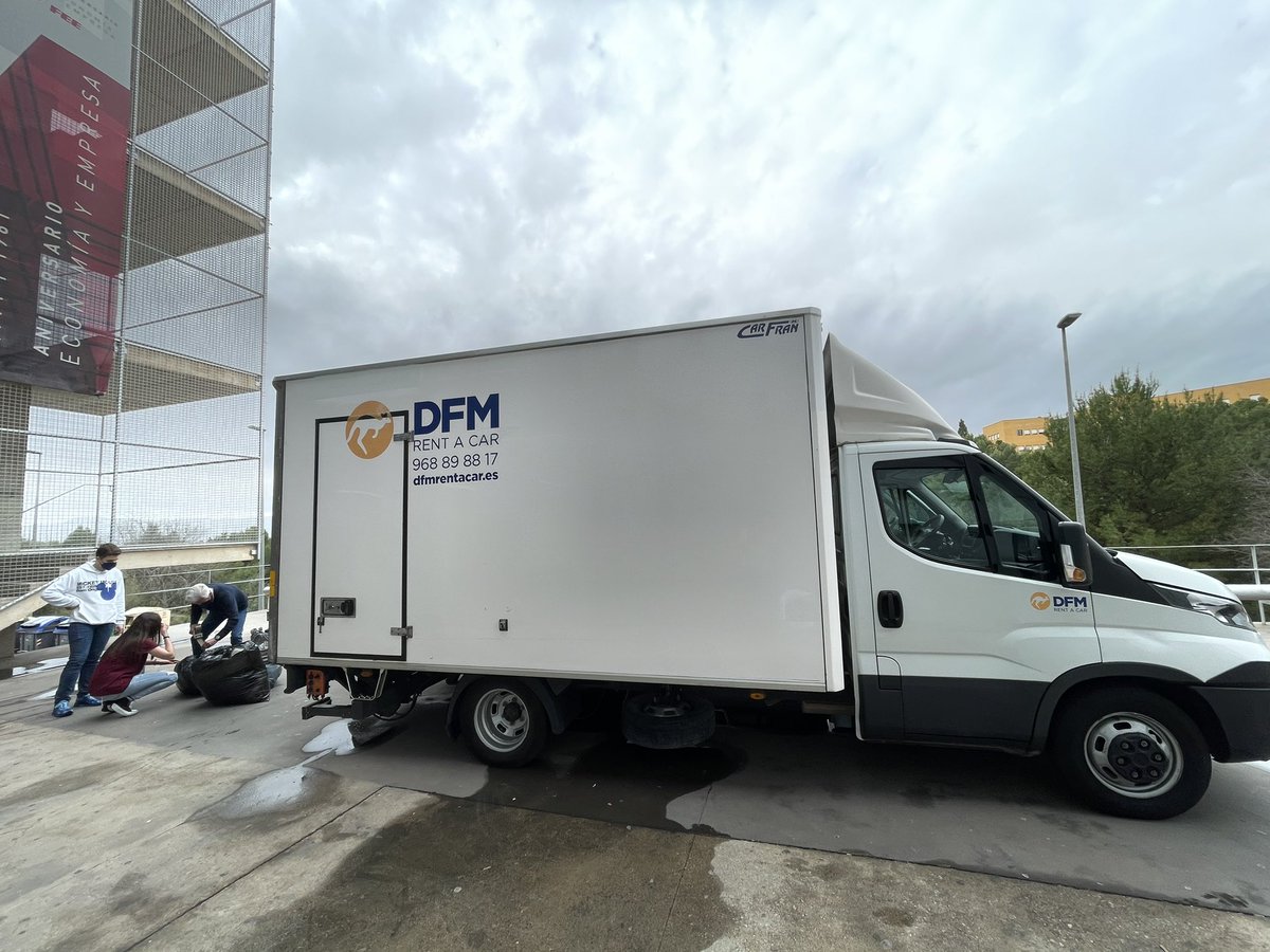 OficinaSocialUM's tweet photo. 🇺🇦🙏 Este es el #SentimientoUMU. 🇺🇦🙏

La @EconomicasUMU es el corazón solidario que bombea solidaridad toda la mañana con el pueblo ucraniano. 

El camión de 🚛@ESPSolutionsES ya está cargando 24T de material. 

Y de 12-14h no te pierdas ‘El Mirador’ de @ORMurcia en directo. https://t.co/WNx4heM5gV