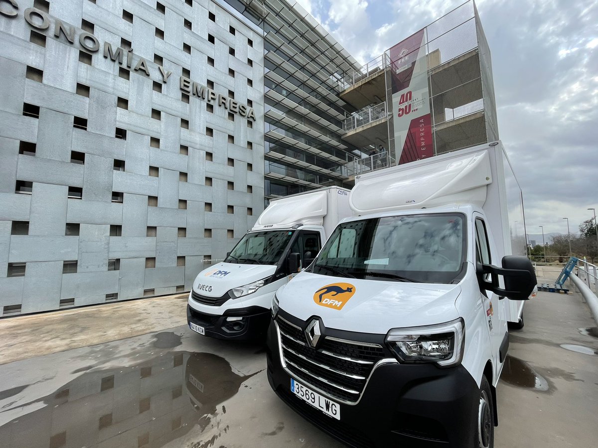 OficinaSocialUM's tweet photo. 🇺🇦🙏 Este es el #SentimientoUMU. 🇺🇦🙏

La @EconomicasUMU es el corazón solidario que bombea solidaridad toda la mañana con el pueblo ucraniano. 

El camión de 🚛@ESPSolutionsES ya está cargando 24T de material. 

Y de 12-14h no te pierdas ‘El Mirador’ de @ORMurcia en directo. https://t.co/WNx4heM5gV