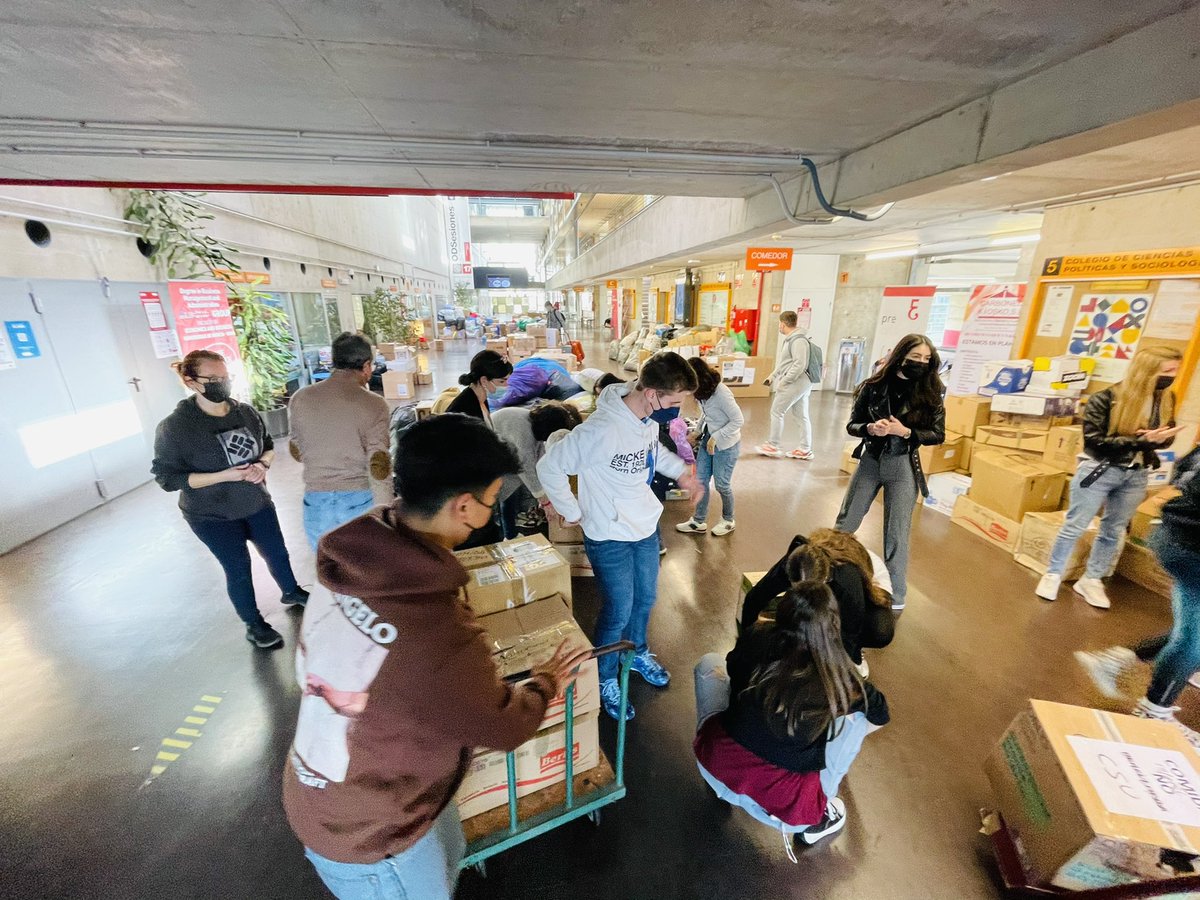 OficinaSocialUM's tweet photo. 🇺🇦🙏 Este es el #SentimientoUMU. 🇺🇦🙏

La @EconomicasUMU es el corazón solidario que bombea solidaridad toda la mañana con el pueblo ucraniano. 

El camión de 🚛@ESPSolutionsES ya está cargando 24T de material. 

Y de 12-14h no te pierdas ‘El Mirador’ de @ORMurcia en directo. https://t.co/WNx4heM5gV