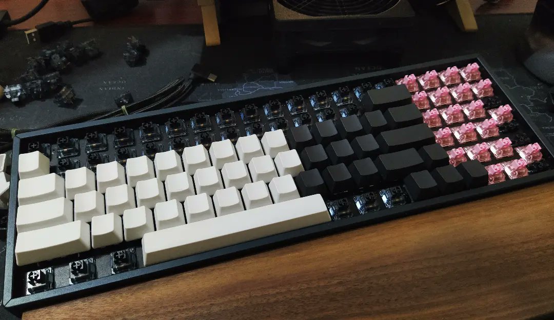 benhur07b's tweet image. The rest of the @akkogear Jelly Black and Jelly Pink arrived. That means my @KeychronMK K4 can now have all Jelly switches. 

The Jelly Black and Pink are smooth, clacky, and affordable #linears. Highly recommended. 👍

#mechanicalkeyboardsph #mechanicalkeyboard #akko #keychron