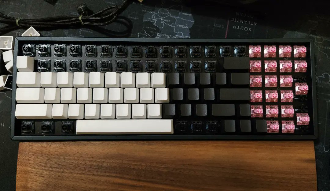 benhur07b's tweet image. The rest of the @akkogear Jelly Black and Jelly Pink arrived. That means my @KeychronMK K4 can now have all Jelly switches. 

The Jelly Black and Pink are smooth, clacky, and affordable #linears. Highly recommended. 👍

#mechanicalkeyboardsph #mechanicalkeyboard #akko #keychron