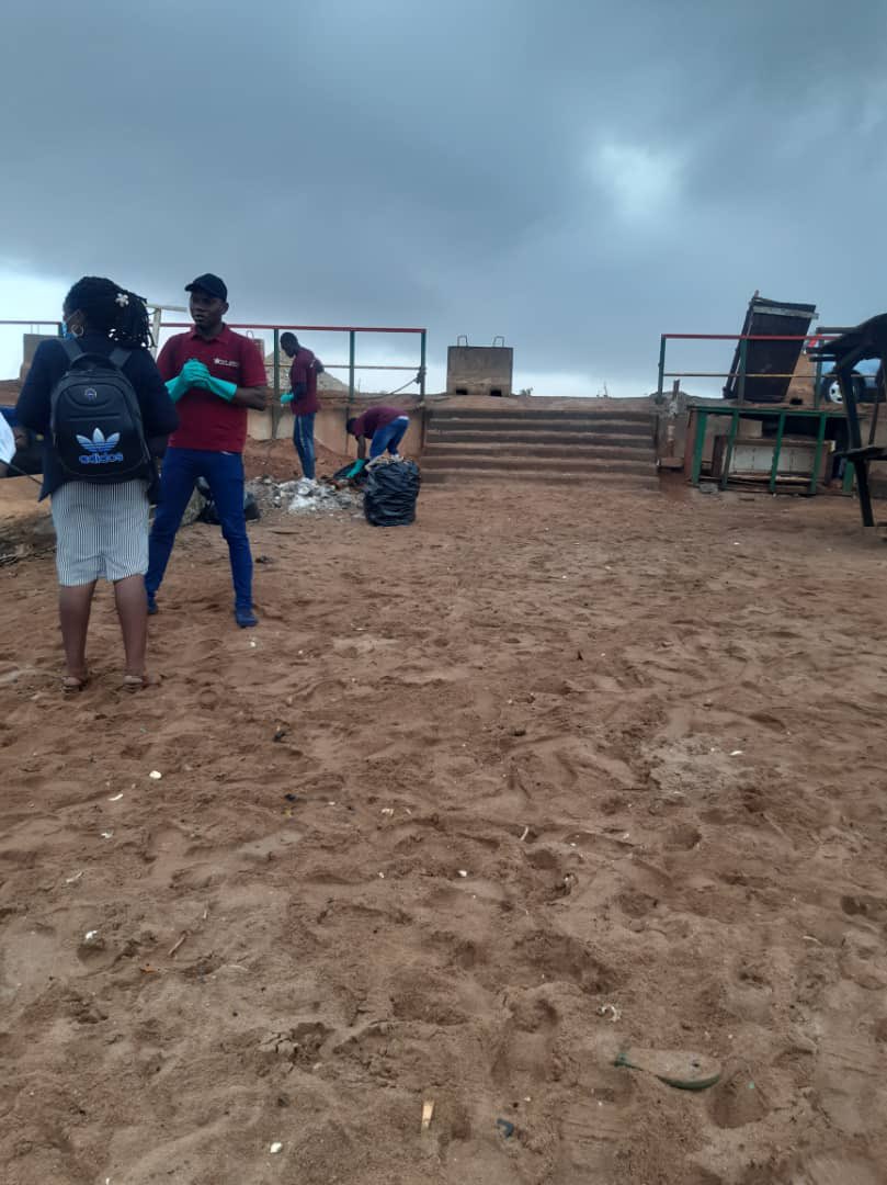 We were excited to join SOY Africa for a beach clean up at the Titanic Beach in Sakumono. This beach is one of the polluted beaches in Ghana and embarking on a clean up there was a step in the right direction in tackling beach pollution. Some children and locals joined as well!👏🏾