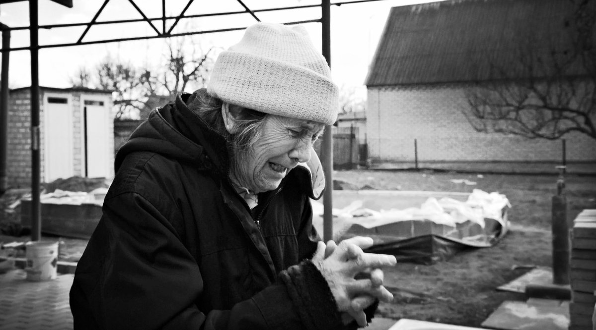 La casa di Anna Ivaninva, a Mikolayv, è stata colpita dall’artiglieria russa. 
Suo figlio vive lì, in Russia. Anna gli ha raccontato delle bombe, del tetto di casa venuto giù. Ma lui non le crede. 
“Non sono stati i russi, sono lì per salvarvi” le dice. 
La guerra fa anche questo