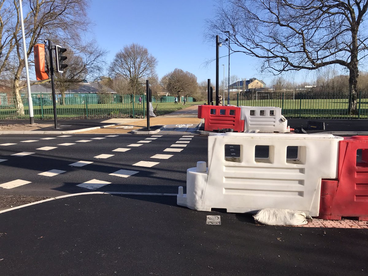 WalkRideCheadle's tweet photo. No.

14/03/22

9am

154 days late.

Even worse, the pointless, illegal and discriminatory chicane on the other side of the park is still there, rendering the working crossing useless. A travesty.

@StockportMBC @OfficialTfGM @cllrdavidm @WalkRideStocky https://t.co/SYdXFietum