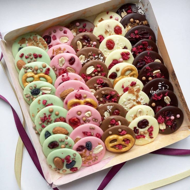 BLUElSM_'s tweet photo. @dieHeillige @chastinence @cheekysdamsel @prcferme @ElusDadaLiatnya @BLEUDEQUINN 

"Saya buatkan coklat untuk kalian semua karena ini peringatan whiteday~ selamat menikmati~" https://t.co/Z8YSnNyihz