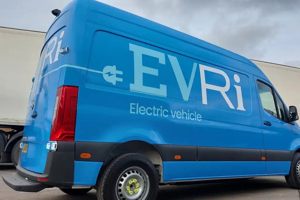 simoncrabbuk's tweet photo. Hermes execs: "Yeah, if you could just use the Evri font, that'd be great."
Branding agency: https://t.co/9NuJhi42gR