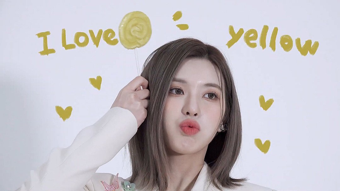 baejsfiles's tweet photo. lovely chick who loves yellow 🐥🍭

#BAE #배이 #NMIXX #엔믹스 https://t.co/ZOXs5UaiO8