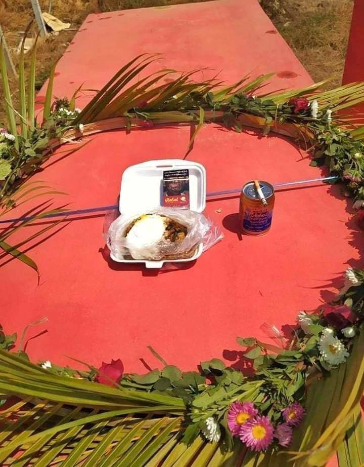 TTFR__Myanmar's tweet photo. A staff from AyeNyeinYar cemetery  in Pyay tsp where HtetMyatAung and PyoWaiYanKyaw had been cremated was abducted by SAC troops yesterday. #HelpMyanmarIDPs #2022Mar14Coup #WhatsHappeningInMyanmar https://t.co/LB1mEkboEc
