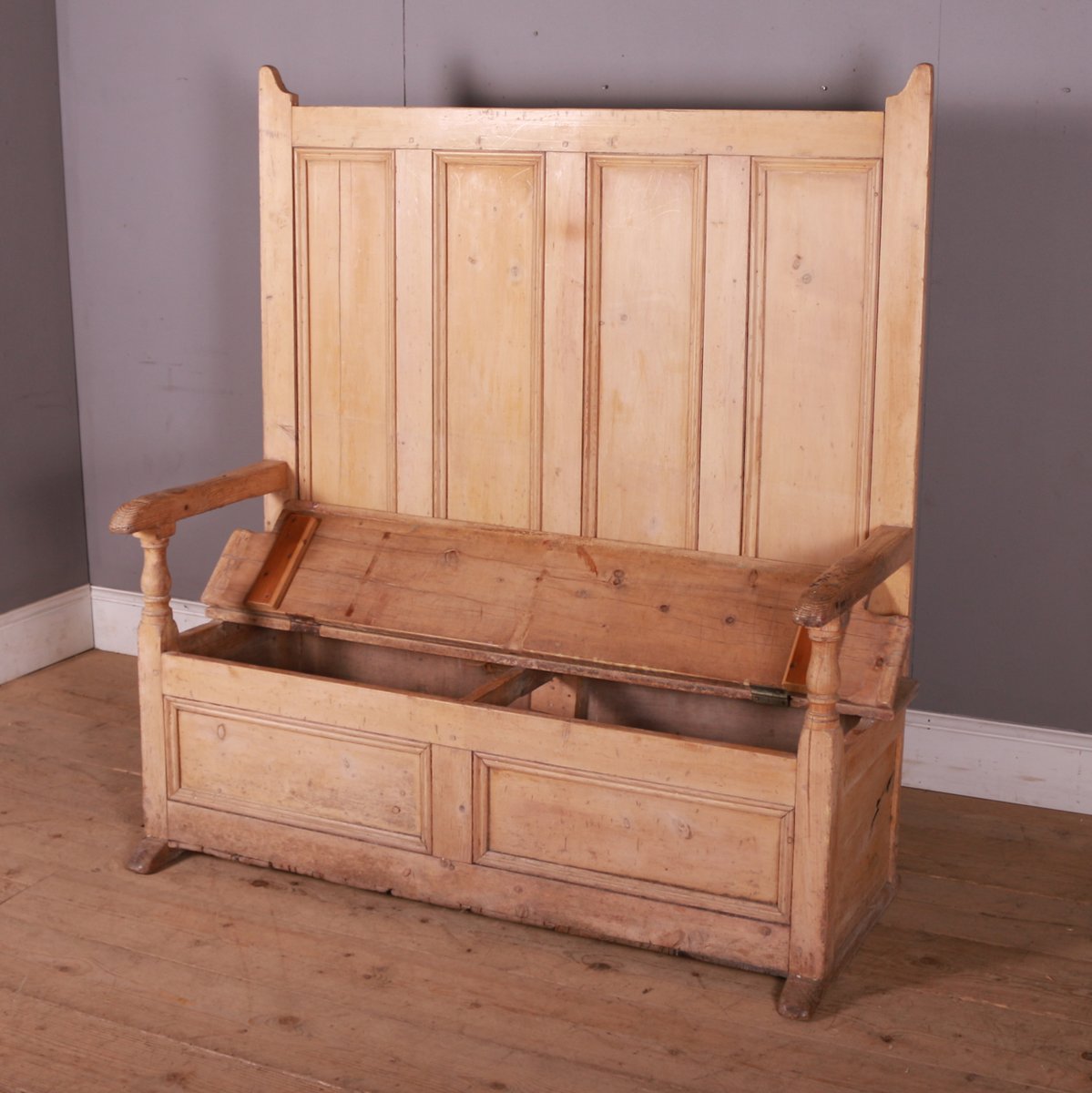 ArcadiaAntiques's tweet photo. Good 19th Century bleached pine Welsh box settle. 1840.
Dimensions
56 inches (142 cms) Wide
23.5 inches (60 cms) Deep
59.5 inches (151 cms) High
Price: £1,950
https://t.co/WD7gwDqFQx
#antiquesettle #WelshSettle #welshboxsettle https://t.co/Cqt3hlJkKU