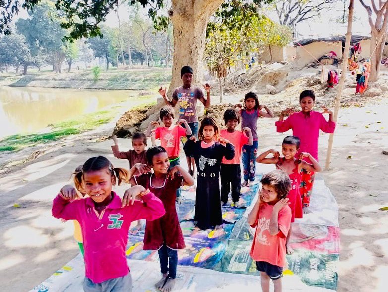muheem_esp's tweet photo. Art Practices &amp; Healthy Habit 
#Pathshala In Chitrasenpur 

Under the Pathshala program we are promoting art practices and healthy habits. Here are some glimpses of Pathshala in Chitrasenpur (Sevapuri block, #Varanasi).
#muheem #chitrasenpur #sevapuri #artpractices #healthyhabits https://t.co/IzDvhVkXMo