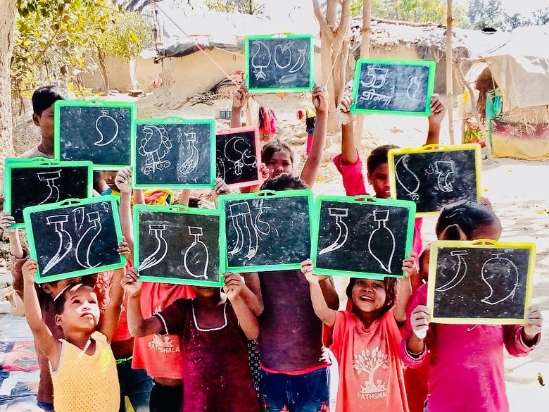 muheem_esp's tweet photo. Art Practices &amp; Healthy Habit 
#Pathshala In Chitrasenpur 

Under the Pathshala program we are promoting art practices and healthy habits. Here are some glimpses of Pathshala in Chitrasenpur (Sevapuri block, #Varanasi).
#muheem #chitrasenpur #sevapuri #artpractices #healthyhabits https://t.co/IzDvhVkXMo