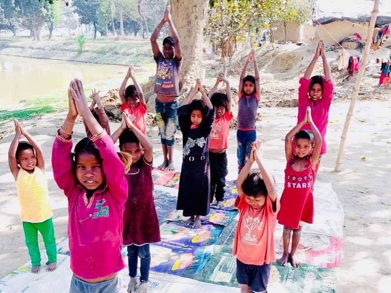 muheem_esp's tweet photo. Art Practices &amp; Healthy Habit 
#Pathshala In Chitrasenpur 

Under the Pathshala program we are promoting art practices and healthy habits. Here are some glimpses of Pathshala in Chitrasenpur (Sevapuri block, #Varanasi).
#muheem #chitrasenpur #sevapuri #artpractices #healthyhabits https://t.co/IzDvhVkXMo