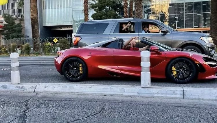 ksinews_'s tweet photo. KSI &amp; Logan Paul driving 😂 https://t.co/ch6hou408K