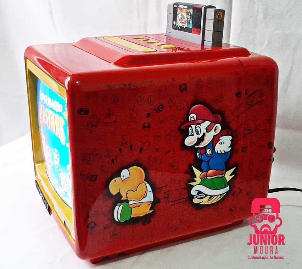 ColonelFalcon's tweet photo. 🅲🆄🆂🆃🅾🅼 🆂🆈🆂🆃🅴🅼 🅾🅵 🆃🅷🅴 🅳🅰🆈

Creator: Moura Junior
System: #SNES
Theme: TV combo

What if this machine was a real thing put out by Ninty?! I’d definitely have gotten one! Brilliant! Would you want one of these?! #gamersunite #gaming #nintendo https://t.co/mHwlTdJe94