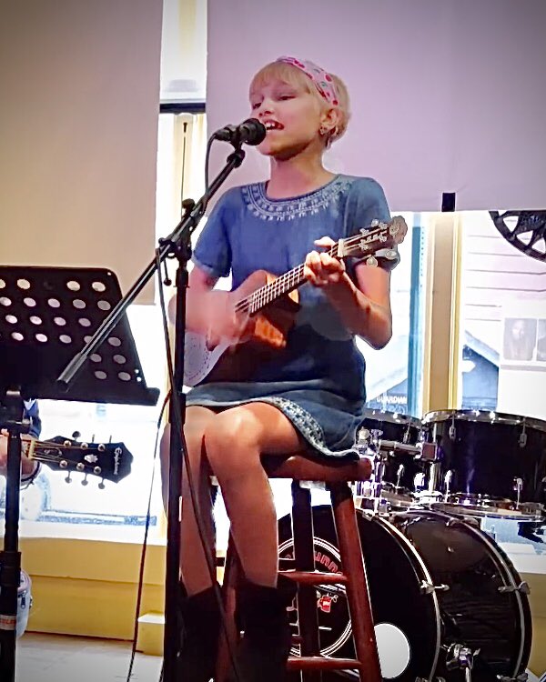 FANderWaalNews's tweet photo. .@GraceVanderWaal • #ScreenshotOfTheDay 

With @DylanKaymusic covering @christinaperri’s #JarOfHearts on #OhNeverMindItsJustMeGraceVanderWaal 
 👉 https://t.co/nBSSUI7WSc

2016.06.26  / 1.1M @YouTube Views
#ONMIJM #StudioTwoOpenMic #LettersVol2 #HollywoodStargirl #ChooseKindness https://t.co/ZaPAwghdjU