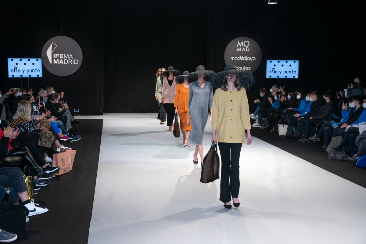 MOMADMadrid's tweet photo. Con prendas básicas y diseños trabajados en materiales de alta calidad. La marca de elaboración española Eñe y Punto presentó en la pasarela de #MOMAD22 looks atemporales adaptados a cualquier persona. #ConectandoLaModa https://t.co/wptHt9GEjg
