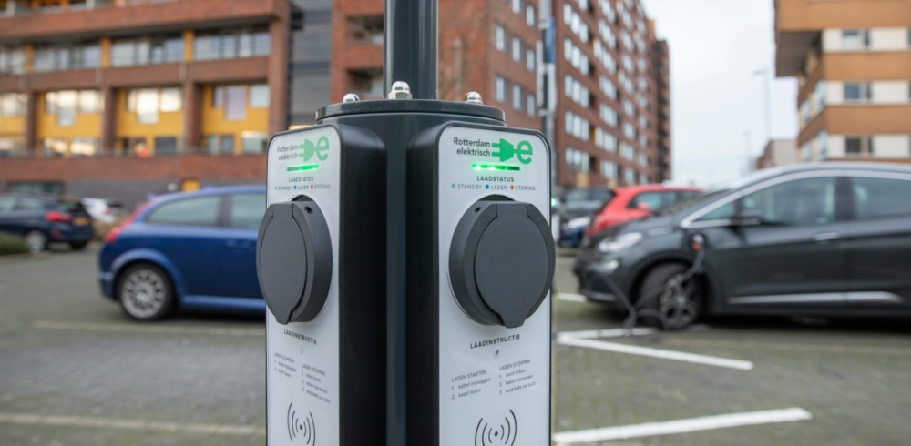 In 2025 moet al het #goederenvervoer binnen de ZES-zone in Rotterdam schoon zijn. Meer #elektrisch vervoer vraagt om meer laadvoorzieningen, in en buiten de stad. Hoe ondersteunt de gemeente <a href="/rotterdam/">Gemeente Rotterdam</a> hierin? 🔌👉 bit.ly/34DVwKL