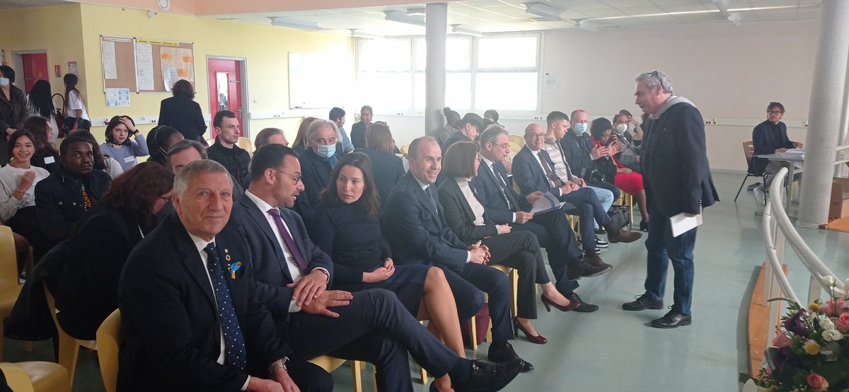 Réunion des Jeunes ambassadeurs francophones à Villers-Cotterêts. Accueil au Lycée européen avec Mme la Proviseure, @JeanneRoussel2, <a href="/dritan_tola/">Dritan Tola</a>, <a href="/LucaNiculescu/">Luca Niculescu</a>, <a href="/MB_Levaux/">MarieBéatrice Levaux</a>, <a href="/languesFR/">Ministère-DGLFLF</a>, <a href="/DAC_Cesselin/">Damien Cesselin</a> et l'équipe de l'#APF. Un beau programme tourné vers la #jeunesse et le partage